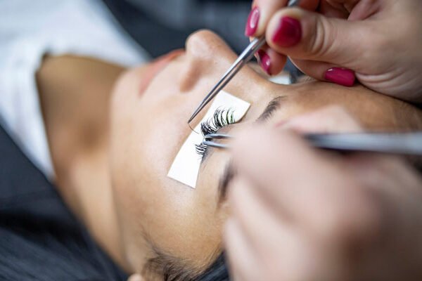 کاشت مژه مصنوعی