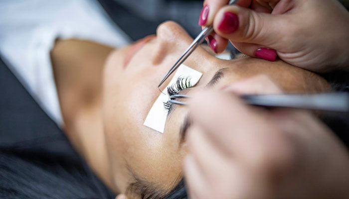 کاشت مژه مصنوعی