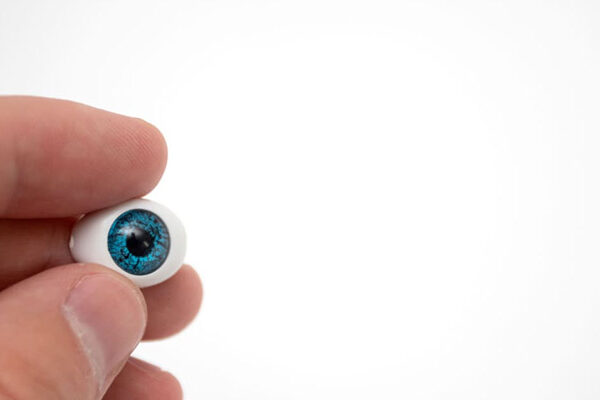 شرایط سنی چشم مصنوعی